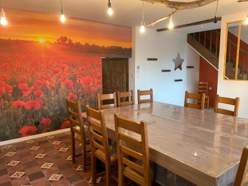 Un lugar para sentarse en Gîte chez GAREL 15 personnes avec spa