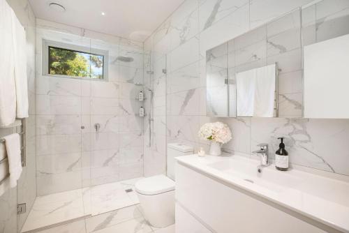 un bagno bianco con un water e un lavandino di Banyula Annex a Burradoo