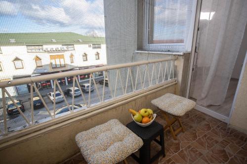 a balcony with a bowl of fruit on a table at Apartman Mirna Vinkovci in Vinkovci