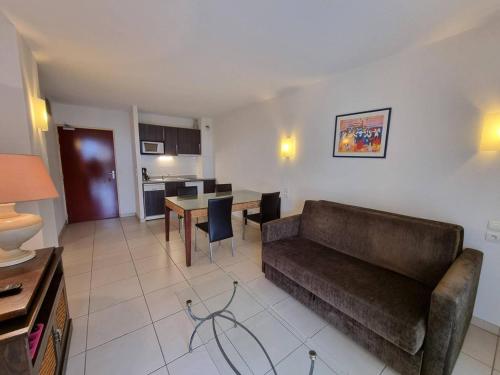 un salon avec un canapé et une table dans l'établissement Appartement T2 climatisé avec terrasse, proche plage à Argelès-sur-Mer, parking et piscine inclus - FR-1-388-202, à Argelès-sur-Mer