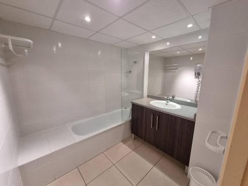 une salle de bain avec une baignoire et un lavabo et une baignoire dans l'établissement Appartement T2 climatisé avec terrasse, proche plage à Argelès-sur-Mer, parking et piscine inclus - FR-1-388-202, à Argelès-sur-Mer