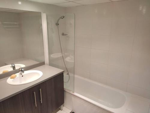 une salle de bain blanche avec un lavabo et une douche dans l'établissement Appartement T2 Climatisé, Terrasse de 23m², Piscine, Parking, à 100m de la Plage, Argelès-sur-Mer - FR-1-388-203, à Argelès-sur-Mer