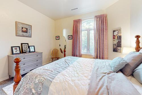 Un dormitorio con una cama y una cómoda y una ventana. en Rhody Apartment, en Florence