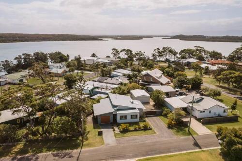 uma vista aérea de um subúrbio com uma massa de água em Shearwater em Culburra Beach