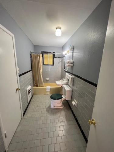 Western Motel في Sayre: حمام صغير مع مرحاض ومغسلة
