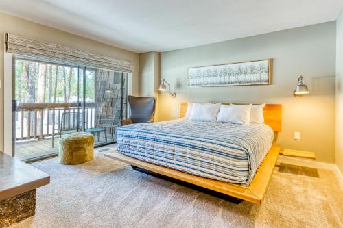 Un dormitorio con una cama y una ventana grande. en Wildflower Condos #11, en Sunriver