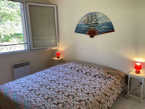 une chambre avec un lit et une fenêtre dans l'établissement Appartement 2P calme avec piscine, terrasse et parking - Fréjus - FR-1-226A-78, à Fréjus