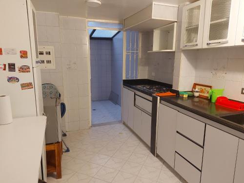 y cocina con fogones y nevera. en Apartamento Luna 170, en Bogotá