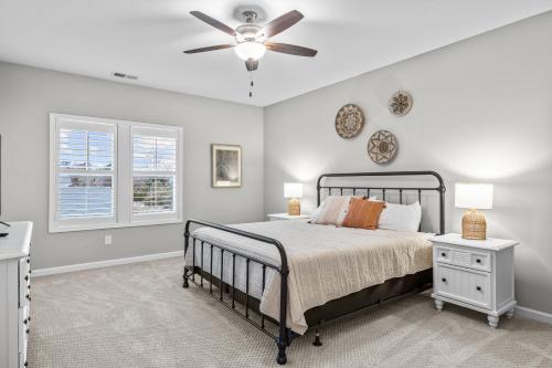 Un dormitorio con una cama y un ventilador de techo. en Southern Glow, en Beaufort