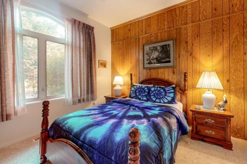 um quarto com uma cama com paredes de madeira e uma janela em Riverfront Estate em Florence