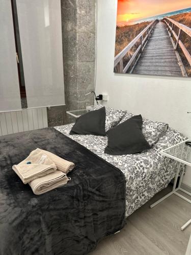 a bedroom with a bed and a picture on the wall at Salabardoa Ea in Ea