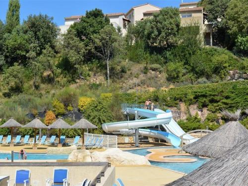 - un toboggan dans la piscine d'un complexe dans l'établissement Maison Duplex 3P 6 Pers avec Piscines, Terrasses, Parking et Animaux Admis - Salavas - FR-1-382-16, à Salavas