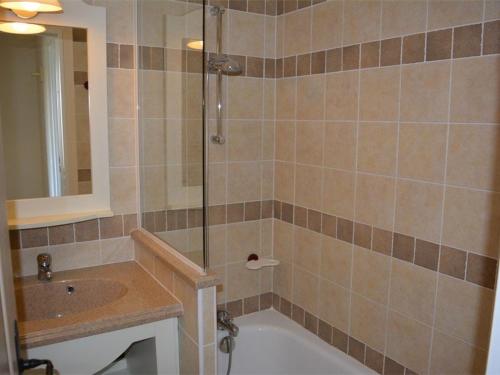 une salle de bain avec une douche, une baignoire et un lavabo dans l'établissement Maison duplex cosy 3 pièces, 6 pers. avec terrasse, parking, WIFI et animaux admis - Grospierres - FR-1-382-13, à Grospierres