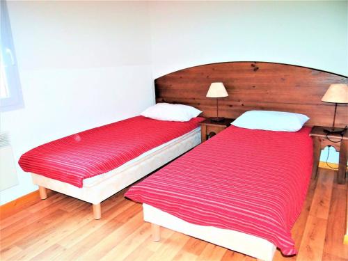 ヴァロン・ポン・ダルクにあるMaison Vallon-Pont-d'Arc, 3 pièces, 6 personnes - FR-1-382-21の赤と白のシーツが備わる客室のベッド2台
