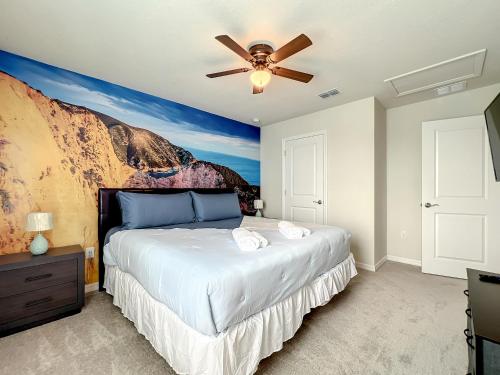 - une chambre avec un lit et un ventilateur de plafond dans l'établissement Windsor Island Vacation Pool Home, à Davenport
