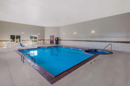 Bazén v ubytování Best Western South Plains Inn & Suites nebo v jeho okolí