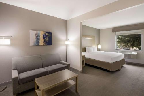 Habitación de hotel con cama y sofá en Best Western Plus Killeen/Fort Hood Hotel & Suites en Killeen
