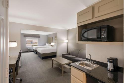 a hotel room with a kitchen and a bedroom at Best Western Plus Killeen - Fort Cavazos Hotel & Suites in Killeen