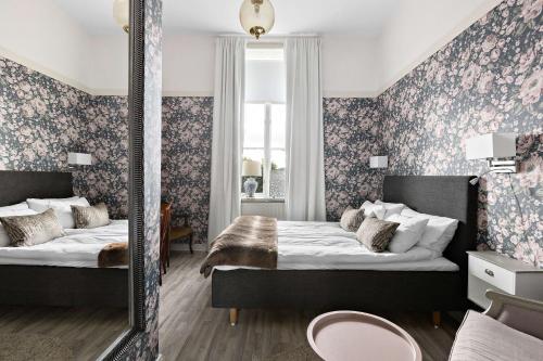 - une chambre avec 2 lits et un miroir dans l'établissement Nora Stadshotell, Sure Hotel Collection by Best Western, à Nora