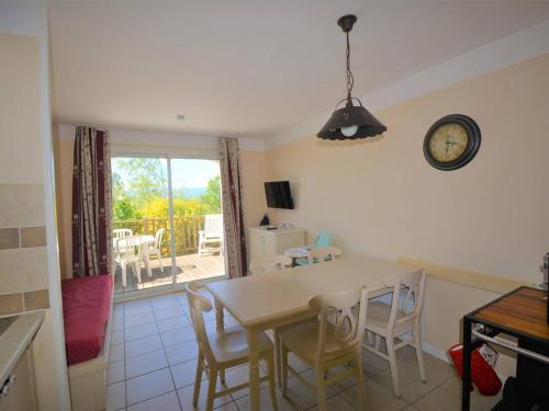 une cuisine et une salle à manger avec une table et des chaises dans l'établissement Maison 6 pers. avec Terrasse Privée, 3 Pièces en Duplex – Wifi & Animaux Admis - FR-1-382-119, à Grospierres