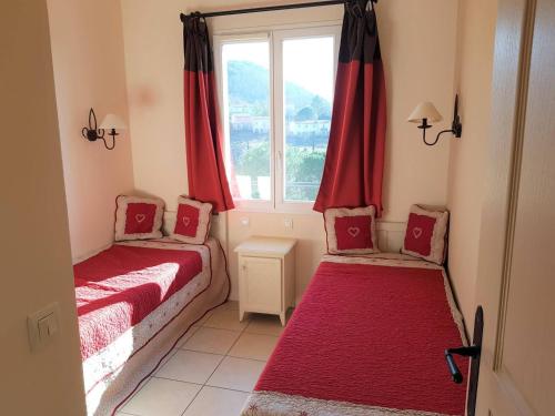 une petite chambre avec deux lits et une fenêtre dans l'établissement Maison Duplex 8 Pers avec Terrasse, 3 Ch, Parking Gratuit, Animaux Admis, Accès Piscine - FR-1-382-128, à Grospierres