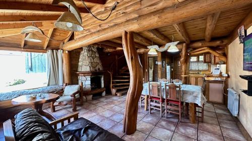 a living room with a couch and a table at Las Nubes Cabañas in San Carlos de Bariloche