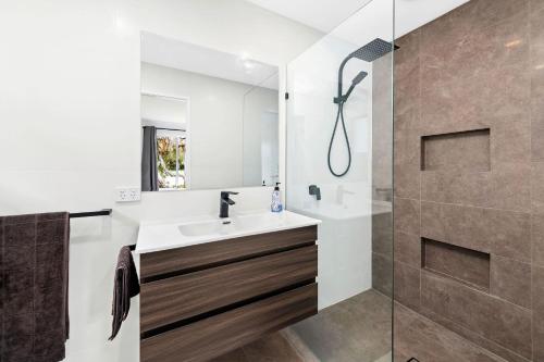 La salle de bains est pourvue d'un lavabo et d'une douche. dans l'établissement Rigney St 35, à Shoal Bay