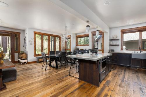 Gallery image of Gondola Vista Luxury Villas by Ski Heavenly & Beaches in South Lake Tahoe