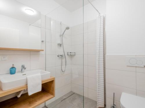 biała łazienka z umywalką i prysznicem w obiekcie Ski Nature Apartment Lungau Top 2 w mieście Mauterndorf
