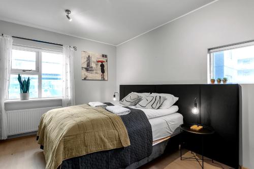 Postel nebo postele na pokoji v ubytování REMOVED SKULAGATA 44- Charming Apartment w -Free Parking -Netflix