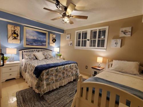 1 Schlafzimmer mit 2 Betten und einem Deckenventilator in der Unterkunft Luxury Waterfront Dockside Escape! Walk to Beach! in Clearwater Beach