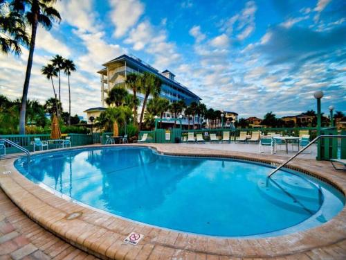 ein großer Pool in einem Resort mit Palmen in der Unterkunft Luxury Waterfront Dockside Escape! Walk to Beach! in Clearwater Beach