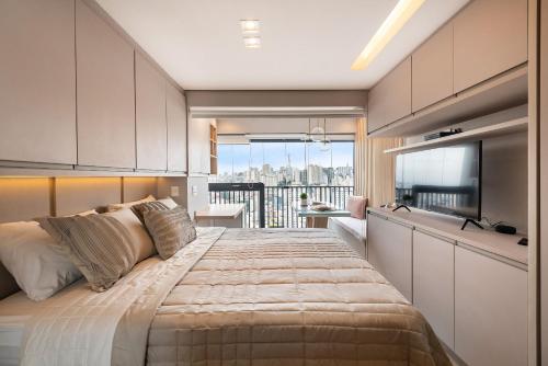 1 dormitorio con 1 cama grande y balcón en FO24 - Studio de Luxo ao Lado do Shopping Frei Caneca, en São Paulo
