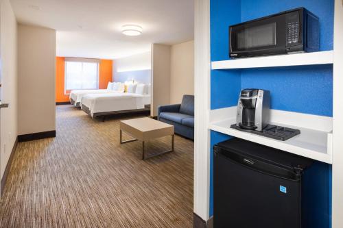 Zimmer mit einem Zimmer mit einem Bett und einem Wohnzimmer in der Unterkunft Holiday Inn Express Hotel & Suites Salisbury - Delmar, an IHG Hotel in Delmar