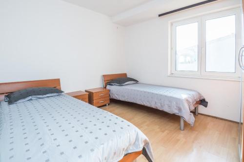 Posteľ alebo postele v izbe v ubytovaní Apartments with a parking space Vir - 20354