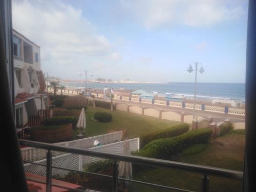 a balcony with a view of the beach and the ocean at ستوديو المعموره Jerma apartments in Alexandria