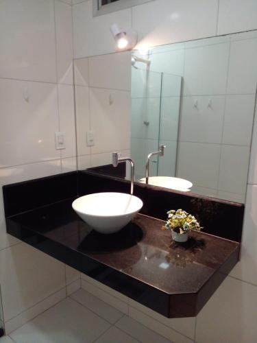 ein Badezimmer mit zwei Waschbecken und einem großen Spiegel in der Unterkunft Kitnet Itapuã in Vila Velha