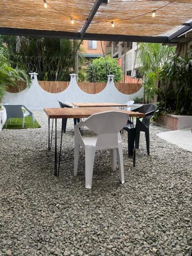 a table and chairs sitting under a roof at Casa Mosaiko Patio Bonito in Medellín