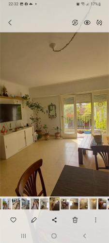 una sala de estar con mesa y sofá y una habitación con mesa en Departamento planta alta chauvin en Mar del Plata