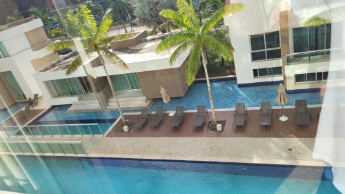 una vista aérea de una piscina en un hotel en Flat no Jade Blue Tree, en Brasilia
