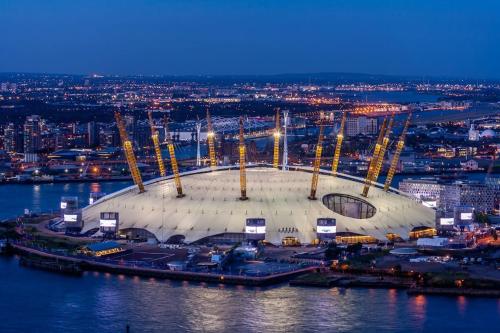 una vista aérea de un estadio de fútbol por la noche en Deluxe Condo Beside 02 Arena and Central London en Londres