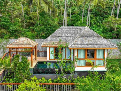 Κήπος έξω από το The Surin Phuket