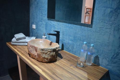 La salle de bains est pourvue d'un lavabo en pierre sur un comptoir en bois. dans l'établissement Casa La Rayanna, à Palomino