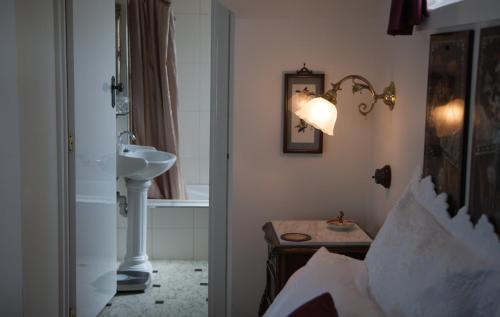 ein Badezimmer mit einem Waschbecken und einem Waschbecken in der Unterkunft Mornington Bed & Breakfast in Mornington