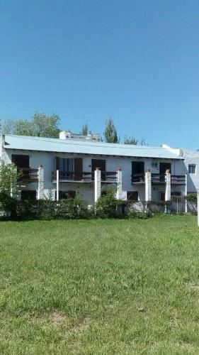 una casa bianca con un prato davanti di Las moras a Chascomús