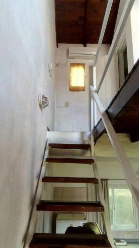 una escalera en una casa con escalera en Las moras en Chascomús