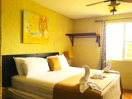Ein Bett oder Betten in einem Zimmer der Unterkunft Bonefish Hotel