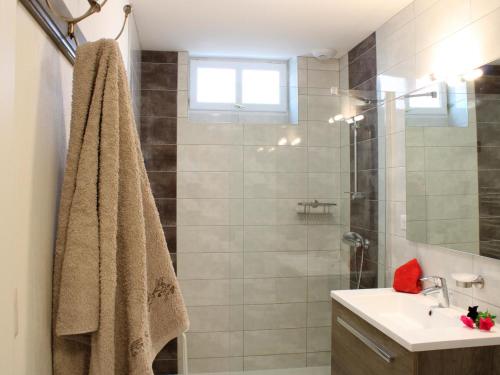 ein Bad mit einem Waschbecken und einer Dusche mit einem Handtuch in der Unterkunft Gîte Cindré, 5 pièces, 8 personnes - FR-1-489-256 in Cindré