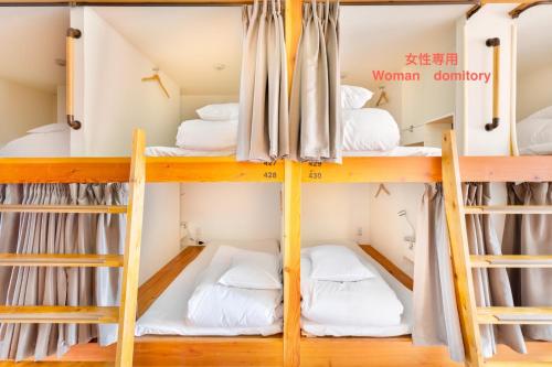 大阪市にあるHostel OGK woman domitory room "not studio just shared room"- Vacation STAY 69330vのドミトリールーム 白いシーツの二段ベッド4台