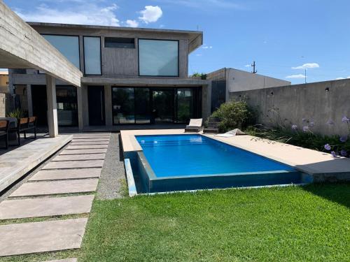 uma piscina no quintal de uma casa em bunker em San Pedro